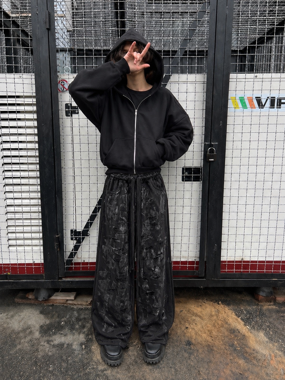 TRZ DESTROYED BLACK PATERN SWEATPANTS